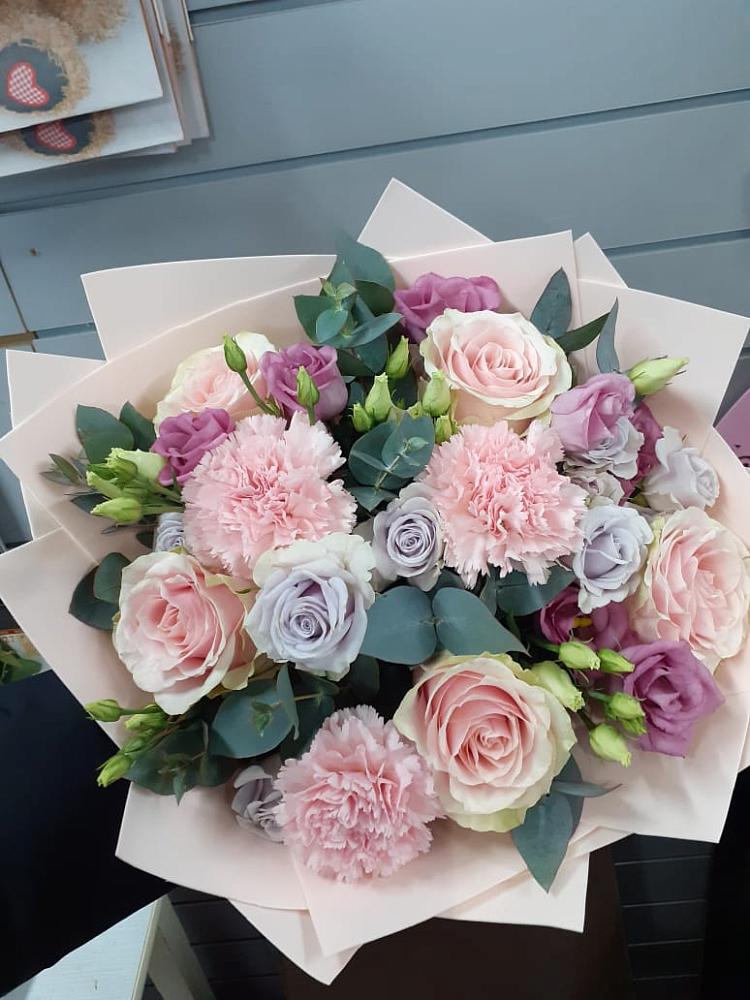 Букет цветов из: Розы, Гвоздики и Лизиантусы в Покровском Ростовской области